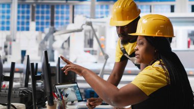 Tüm siyah mühendisler güneş panellerini cihazlar üzerinde tasarlayan, üretim hattında çalışan mühendisler. Sorunları birlikte gidermek ve optimizasyonu sağlamak. Kamera A.