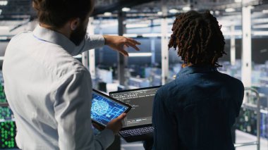 Sunucu çiftlik yöneticisi, altyapı yapay zeka öğrenme otomatikleştirmesi yapan işçileri denetliyor. Veri Merkezi ekip lideri yapay zeka kullanarak çalışanları denetliyor