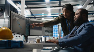 Üretim denetimi, mühendislik doğruluğu, kalite kontrolü ve fabrika operasyonları sırasında güneş paneli sistemlerini analiz eden Afro-Amerikan endüstrisi uzmanları ve mühendisleri. Kamera A.