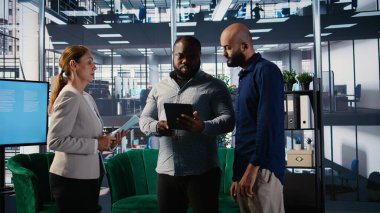 İş adamları toplantı sırasında vizyon ayarlama ve tahminlerde bulunarak, uluslararası büyümeye odaklı yeni bir strateji üzerinde işbirliği yaptılar. Hedef odaklı ortaklık. Kamera A.