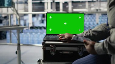 IT çalışanları, sunucu çiftlik etkinliğini izole edilmiş bir ekran dizüstü bilgisayarla izliyor. Veri Merkezi mühendisleri, sistemlerin doğru çalıştığından emin olmak için krom anahtar dizüstü bilgisayardaki test sonuçlarını gözden geçirir. Kamera B