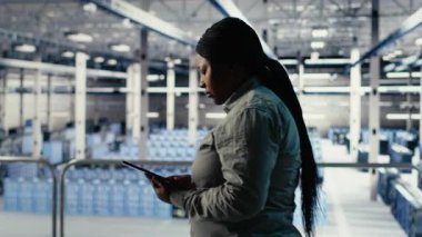 Veri Merkezi yazılım geliştiricisi AI sondaj hızını artırmak için sistem ayarlarını ayarlar. Sunucu merkezi çalışanı, yapay zeka iş yükünü desteklemek için tablet, yükseltme donanımı kullanır, kamera B