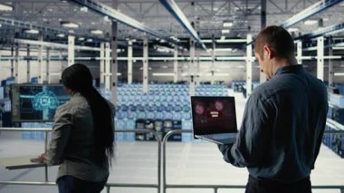 Sunucu odasındaki mühendis, acil sistem sorunlarıyla ilgilenen kritik bir hata aldı. Veri merkezi çalışanı, performansı etkileyen donanım sorunları hakkında bilgilendirme alır, kamera A