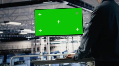 IT uzmanı yeşil ekran çalışma istasyonu kullanarak sunucu çiftlik etkinliğini izliyor. Veri Merkezi Sistem Yöneticisi, sistemlerin düzgün çalıştığından emin olmak için, test sonuçlarının test sonuçlarını gözden geçirir. Kamera B