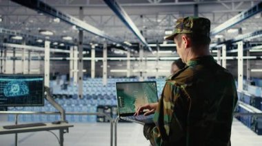 Ordu veri merkezi uzmanı düşman tehditlerini izlemek için dizüstü bilgisayarında balistik füze radarını kullanıyor. Veri merkezindeki asker, düşman birlikleri ve kamera A tarafından fırlatılan roketleri tespit etmek için tarayıcı teknolojisi kullanıyor.