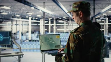 Veri merkezindeki askeri teknisyen defter yazılım arayüzü kullanarak uydu koordinatlarını takip ediyor. Sunucu merkezindeki ordu birimi uydu görüntüleme sistemleri ve kamera A üzerinden keşif verilerini analiz ediyor.