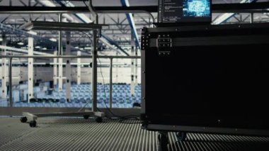 Dizüstü bilgisayarda çalışan yapay zeka kodlama betiği sunucu çiftlik ana bilgisayarlarını yönetiyor ağları çalıştırıyor. Veri merkezindeki dizüstü bilgisayarın üzerindeki yapay zeka programlama dili veri tabanlarını işlemeye yardımcı oluyor.