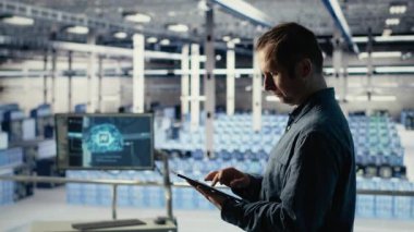 Veri merkezi teknisyeni, makine öğrenme sürecini tabletle takip ediyor, operasyonel ölçümleri gözden geçiriyor. Teftiş sırasında sinirsel ağ raporlarını incelemek için aygıt kullanan bilişim uzmanı, kamera B