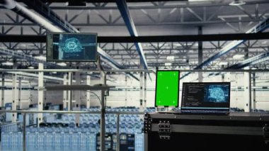 Makine öğrenme teknolojisiyle sunucu odasında veri kalıplarını tespit eden yeşil ekran tableti. Veri merkezindeki Chroma anahtar aygıtı AI işleme için hızlı veri erişimi ve aktarım hızlarını sağlar