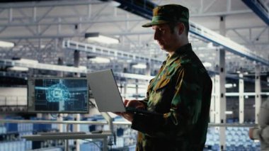 Sunucu merkezindeki asker yapay zeka teknolojisini kullanarak savunma altyapısını modernize ediyor. Askeri veri merkezi uzmanı. Not defteri, kamera B kullanarak yapay zeka teknolojisini entegre ediyor.