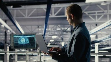 Endüstriyel platformdaki veri merkezi yönetimi yapay zeka gösterge panelini dizüstü bilgisayarla kontrol ediyor. Sunucu çiftliğindeki adam güvenilir performans sağlamak için yapay zeka araçlarını not defterinde test ediyor. Kamera B