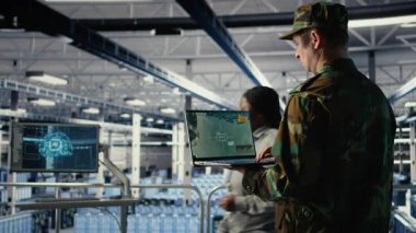 Ordu veri merkezinde, füze takibi için yapay zeka öğrenme sistemini radar sistemlerine entegre ediyor. Askeri asker sunucu tarlasında hava hareketlerini sinirsel ağlar üzerinden analiz ediyor, kamera A