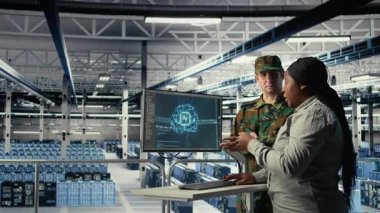 Sunucu odasındaki askeri personel bilgisayar sistemlerini yönetmek için yapay zeka araçları kullanıyor. Ordu ekibi sunucu çiftliği ve kamera A 'daki yapay zeka programlarını kullanarak bilgileri gözden geçiriyor.