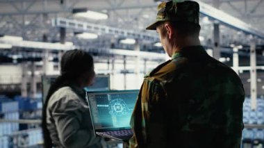 Mühendislik rolündeki asker sunucu merkezi sistemlerini yönetmek için dizüstü bilgisayarda yapay zeka uygulaması kullanır. Ordu komutanı, veri merkezindeki yapay zeka kullanarak gizli istihbarat bilgilerini inceler.