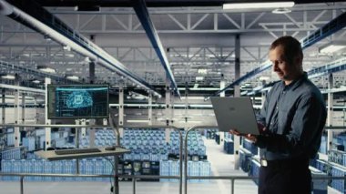 Bilgi işlem uzmanı, altyapı raflarına derin öğrenme yazılımı yerleştirdi. Sunucu tarım mühendisi, uygulamaları desteklemek için dizüstü bilgisayar kullanan AI sistemlerini eğitir. Kamera A