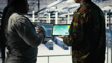 Düşman tehditlerini izlemek için radar yazılımına bakan askeri veri merkezini kapatın. Veri merkezindeki ekip çalışanları tehlikeleri tespit etmek için şüpheli aktiviteleri tarıyor. Kamera A