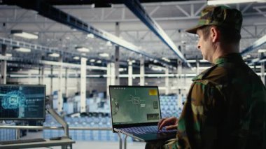 Ordu veri merkezinde füze takibi için yapay zekayı radar sistemlerine entegre ediyor. Askeri asker sunucu odasında yapay zeka sistemleri ve kamera A ile hava hareketlerini analiz ediyor.