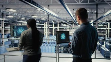 Veri merkezi sistem yöneticileri sinirsel ağların yapılandırılmasını araştırarak optimal fonksiyona göre ayarlıyorlar. Sunucu merkezi çalışanları, derin öğrenme hatası raporlarını kontrol etmek için dizüstü bilgisayar kullanır, kamera A