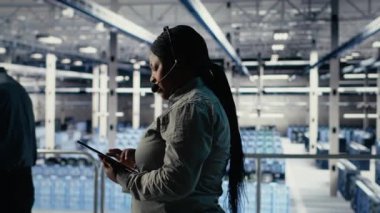 Sunucu odası teknik destek uzmanı müşterilerine güvenli şirket veri yedekleri kurmalarında rehberlik ediyor. Veri merkezindeki sistem yöneticisi kullanıcıların sunuculardaki sistem hatalarını düzeltmelerine yardımcı olur, kamera B