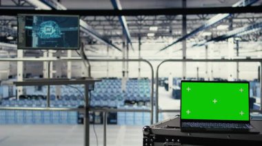 Yapay zeka destekli donanım destekli sunucu merkezinde yeşil ekran laptop. Veri merkezindeki yapay zeka operasyonları için geniş veri tabanlarını depolama ve işleme defterine kopyala