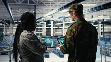 Ordu veri merkezi mühendisleri düşman tehditlerini izlemek için yapay zeka kullanarak radar yazılımı öğreniyorlar. Veri merkezindeki ordu teknisyenleri tehlikeleri tespit etmek için yapay zeka kullanıyor. Kamera A.