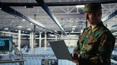 Sunucu merkezindeki ordu yazılım geliştiricisi keşif bilgilerini incelemek için dizüstü bilgisayarda yapay zeka uygulaması kullanıyor. Askeri veri merkezi çalışanı görevi planlamak için sinirsel ağlar kullanır, kamera A