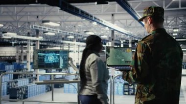 Ordu veri merkezi uzmanı düşman tehditlerini izlemek için radar yazılımı kullanıyor. Ordu askeri veri merkezinde şüpheli aktiviteleri tarıyor. Defter ve kamera A 'yı kullanarak tehlikeleri tespit ediyor.