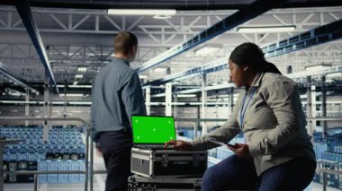 IT çalışanları, sunucu çiftlik etkinliğini izole edilmiş bir ekran dizüstü bilgisayarla izliyor. Veri Merkezi mühendisleri, sistemlerin düzgün çalıştığından emin olmak için krom anahtar not defterinin test sonuçlarını gözden geçirir. Kamera A