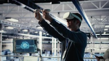 Veri merkezi çalışanı, sistem incelemesi sırasında VR kulaklığı kullanarak Al 'ın gösterge panelini kontrol et. Sunucu merkezi çalışanı, sanal gerçeklik teknolojisini kullanarak güvenilir performans için yapay zeka araçlarını test ediyor. Kamera B