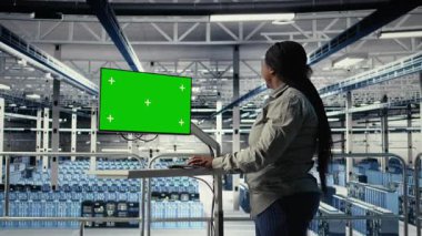 Sunucu odası kadın programcısı, altyapıyı taramak için yeşil ekran bilgisayar kullanıyor. Veri merkezi çalışanı dosya yedeklemelerini düzenlemek ve kurtarma adımlarını planlamak için kamera A 'yı kullanır.