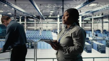 Yazılım geliştiricileri tablet kullanarak sunucu merkezinin etkinliğini izler. Veri Merkezi çalışanları beyin fırtınası yapıyor, ekipman testlerinin sonuçlarını sistemlerin düzgün çalıştığından emin olmak için gözden geçiriyorlar, Kamera A