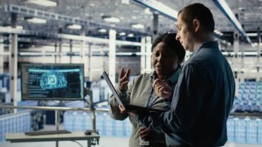 Sunucu merkezindeki mühendisler derin öğrenme yapay zeka sistemlerini optimize ediyorlar. Takım çalışması veri merkezi meslektaşları yapay zeka model parametrelerini aygıt, kamera B kullanarak ayarlar