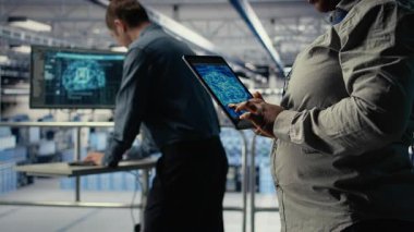 Veri merkezi sistem yöneticilerinin sondaj platformlarında derin öğrenme yazılımı uygulamalarını kapatın. Sunucu merkezi bilişim uzmanları AI sistemlerini uygulamaları desteklemek için tablet kullanan veri tabanlarıyla eğitiyorlar, kamera A