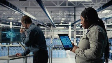 Veri merkezi programcılarından oluşan ekip, müşterilerin web sitesi sunucu sorunlarını çözmek için yapay zeka kullanıyor. Takım çalışması sunucu tarım teknik uzmanları kullanıcıların çevrimiçi hizmetlerini sorunsuz çalıştırmalarına yardımcı oluyor, Kamera A