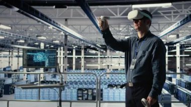 Sunucu çiftlik programcısı güncellemeleri yüklemek ve AI sistemlerini çalışır tutmak için VR kulaklık kullanır. Veri merkezi çalışanı sanal gerçeklik teknolojisini kullanarak kod geliştiren altyapı çıktısı, kamera A 'yı yazar.