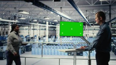 Sunucu çiftliği teknisyeni, donanım donanımlarını taramak için yeşil ekran bilgisayar kullanıyor. Endüstriyel platformda veri merkezi bilişim uzmanı dosya yedeklemelerini ayarlamak için bilgisayarı kullanır, kamera A