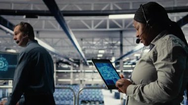 Sunucu odası teknisyeni müşterilere rehberlik etmek için yapay zeka kullanıyor. Veri merkezindeki teknisyen sunuculardaki sistem hatalarını düzeltmek için yapay zeka ve kamera A 'yı kullanıyor.