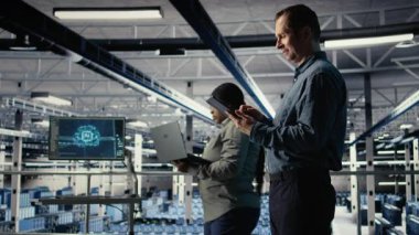 Sunucu merkezinde bilişim uzmanı, derin öğrenme yapay zeka sistemlerinin görevlerle ilgilenmesini kolaylaştırmak için tablet kullanır. Veri merkezi programcısı yapay zeka model parametrelerini aygıt, kamera A kullanarak ayarlar