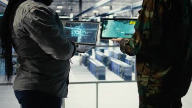 Ordu generalini ve veri merkezindeki iş arkadaşını kapat ve füze takibi için yapay zekayı radar sistemlerine entegre et. Sunucu merkezinde çalışan asker ve teknisyen cihazdaki hava hareketlerini analiz ediyor.