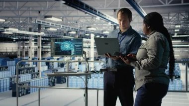 Veri merkezi programcılarından oluşan bir ekip, işletim ölçümlerini inceleyerek, dizüstü bilgisayarla derin öğrenme sürecini izler. Takım çalışması sunucu merkezi meslektaşları denetleme sırasında nöral ağ raporlarını gözden geçirir, kamera A