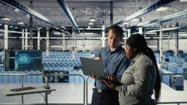 Sunucu odasında birlikte çalışan teknisyenler, yapay zeka sistemlerinin görevlerini en iyi şekilde yapmalarını sağlıyorlar. Veri Merkezi çalışanları yapay zeka model parametrelerini ayarlamak için beyin fırtınası yapıyorlar, kamera A