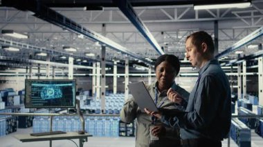 Sunucu merkezindeki mühendisler derin öğrenme yapay zeka sistemlerini optimize ediyorlar. Takım çalışması veri merkezi meslektaşları yapay zeka model parametrelerini aygıt, kamera A kullanarak ayarlar