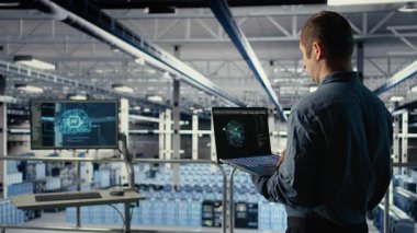 AI LLM Chatbot önerilerini kullanarak veri merkezi yönetimi sondaj platformlarının işleme hızını ve verimliliğini arttırıyor. Sunucu merkezi çalışanı, yapay zeka iş yükünü desteklemek için büyük dil modeli kullanıyor, kamera A