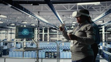 Veri merkezi teknisyeni sanal gerçeklik kullanarak yapay zeka sondaj işleme hızını arttırıyor. Sunucu merkezi bilişim uzmanı VR kulaklık kullanarak yapay zeka iş yükleri için destek sağlıyor, kamera A