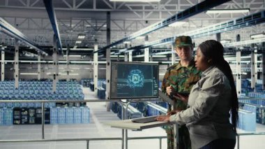 Sunucu odasındaki ordu uzmanları keşif bilgilerini incelemek için gelişmiş yapay zeka araçları kullanıyorlar. Askeri veri merkezi personeli, A kamerasına ve görevlere hazırlanmak için yapay zeka sistemlerini çalıştırıyor.