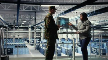 Sunucu odası ordu uzmanları savunma altyapısını modernize etmek için yapay zeka teknolojisi kullanıyorlar. Askeri sunucu odası arkadaşları yapay zeka teknolojisi ve kamera A 'yı birleştirerek taktiksel hazırlığı arttırıyorlar.