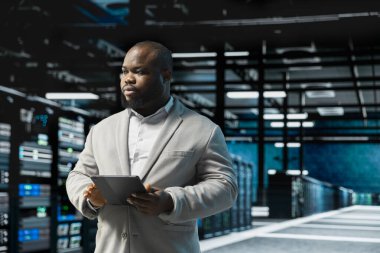 Sunucu merkezi yazılım geliştirici tarama donanımı, sondaj platformlarının performansını etkileyen ağ sorunlarını düzeltiyor. Yüksek teknoloji veri merkezindeki programcı aygıt üzerinde sistem tanılama testleri yapıyor, kaynak kullanımını takip ediyor