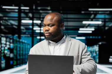 Diz üstü bilgisayar kullanarak veri merkezi yönetimi, kurtarma yedeklemeleri hazırlamak, donanım ömrünü uzatmak için kontrol yapmak. Sunucu merkezi çalışanı altyapı donanımlarını izliyor, güvenlik sistemlerini denetliyor
