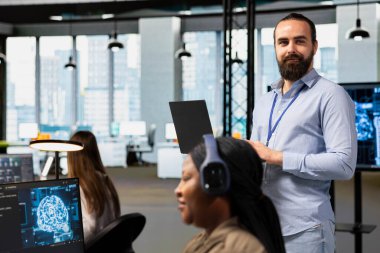 İş yerindeki programcıları denetleyen takım liderinin portresi anomali saptama için derin öğrenme modelleri eğitiyor. Görevleri yerine getirmek için yapay zekayı kullanan bilişim çalışanları denetleyicisi.