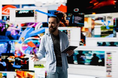 Görsel ve kullanıcı deneyimi tasarımını kullanarak görüş ve ulaşımı artırmak için sanal seyircilere canlı bir tartışma sunan genç bir sosyal etken. Dijital çevrimiçi dünyada marka sesi oluştur.